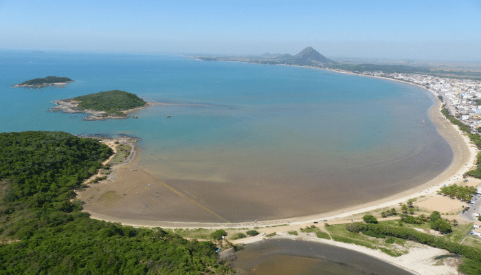 Praia de Piúma no Espírito Santo. Piúma tem praias e ilhas para todos os gostos, quem viaja com crianças até quem gosta de pescar, confira os detalhes e monte seu roteiro.