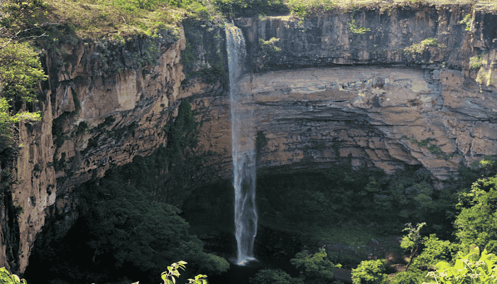 A incrível Cachoeira Véu da Noiva, cartão postal da Chapada dos Guimarães. A Chapada dos Guimarães é um excelente destino para quem gosta de passar dias rodeado de muitas belezas naturais incríveis, confira.