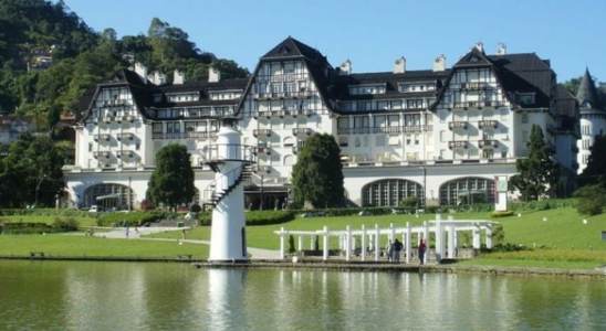 Palácio da Quitandinha, este que já foi o maior cassino da América Latina e fica logo na entrada de Petrópolis.