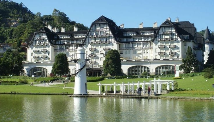 Palácio da Quitandinha, este que já foi o maior cassino da América Latina e fica logo na entrada de Petrópolis. Petrópolis é um excelente destino bate e volta do RJ. Confira as principais atrações desta charmosa e encantadora cidade.